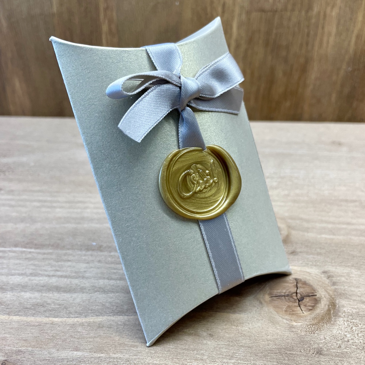 boite-cadeau-invite-mariage-cachet-de-cire boite dragées mariage en forme d'oreiller