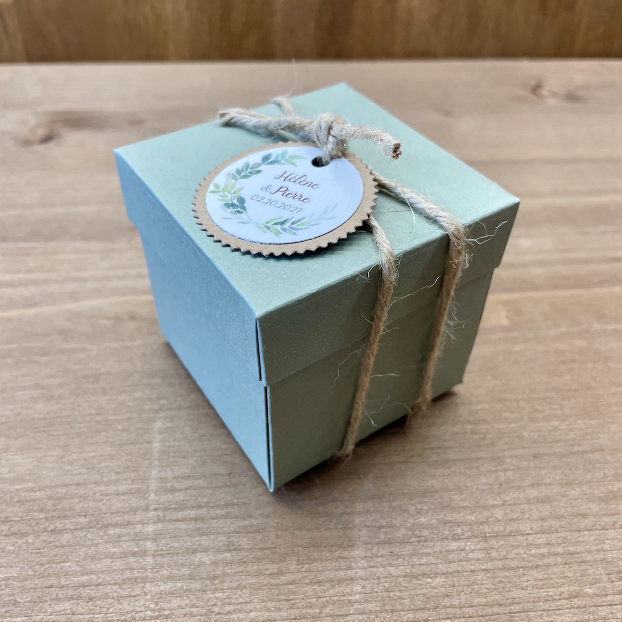 boite-cadeau-invite-mariage-vert-sauge boîte cadeau invité mariage sauge et ficelle