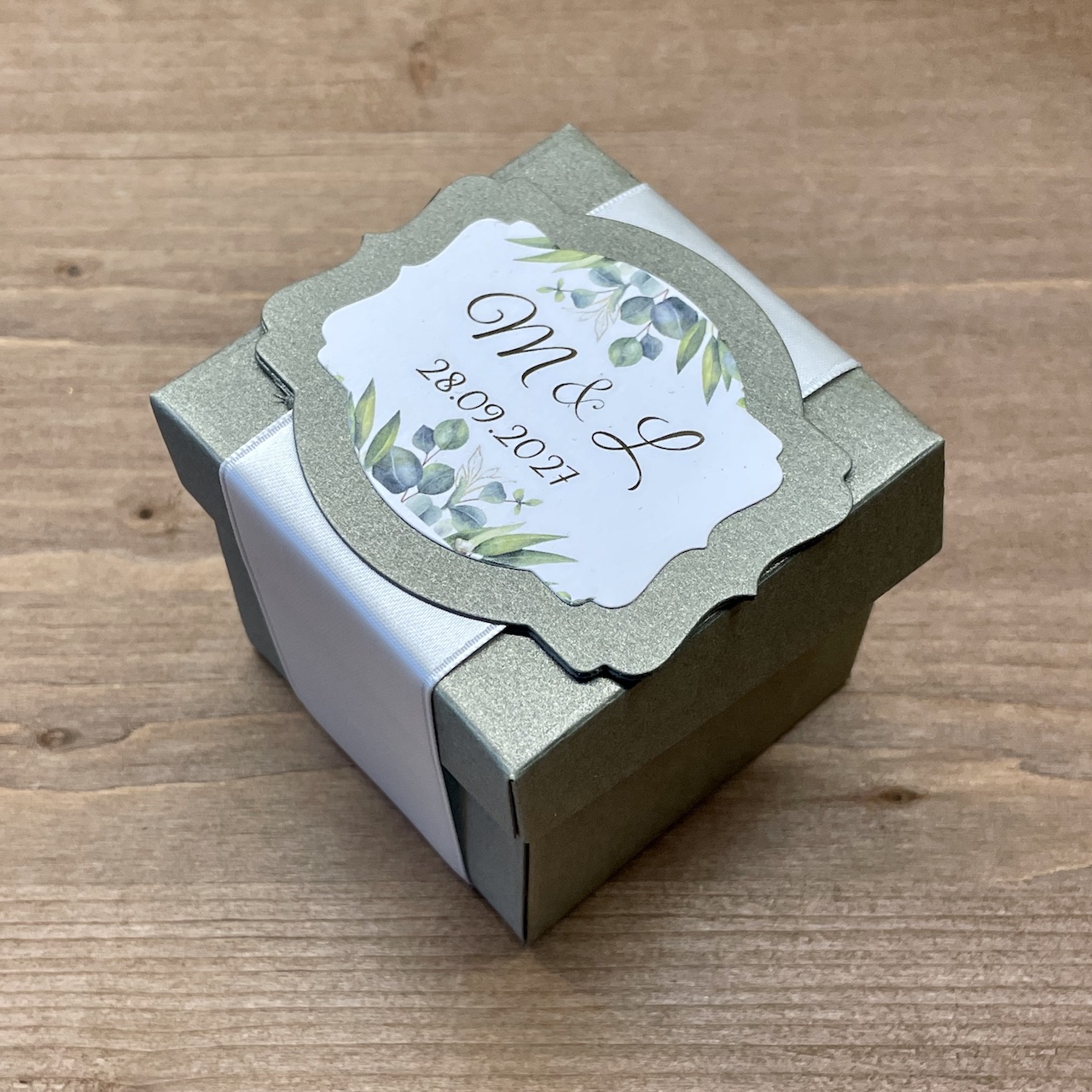 boite-dragees-eucalyptus boite cube dragées mariage vert doré