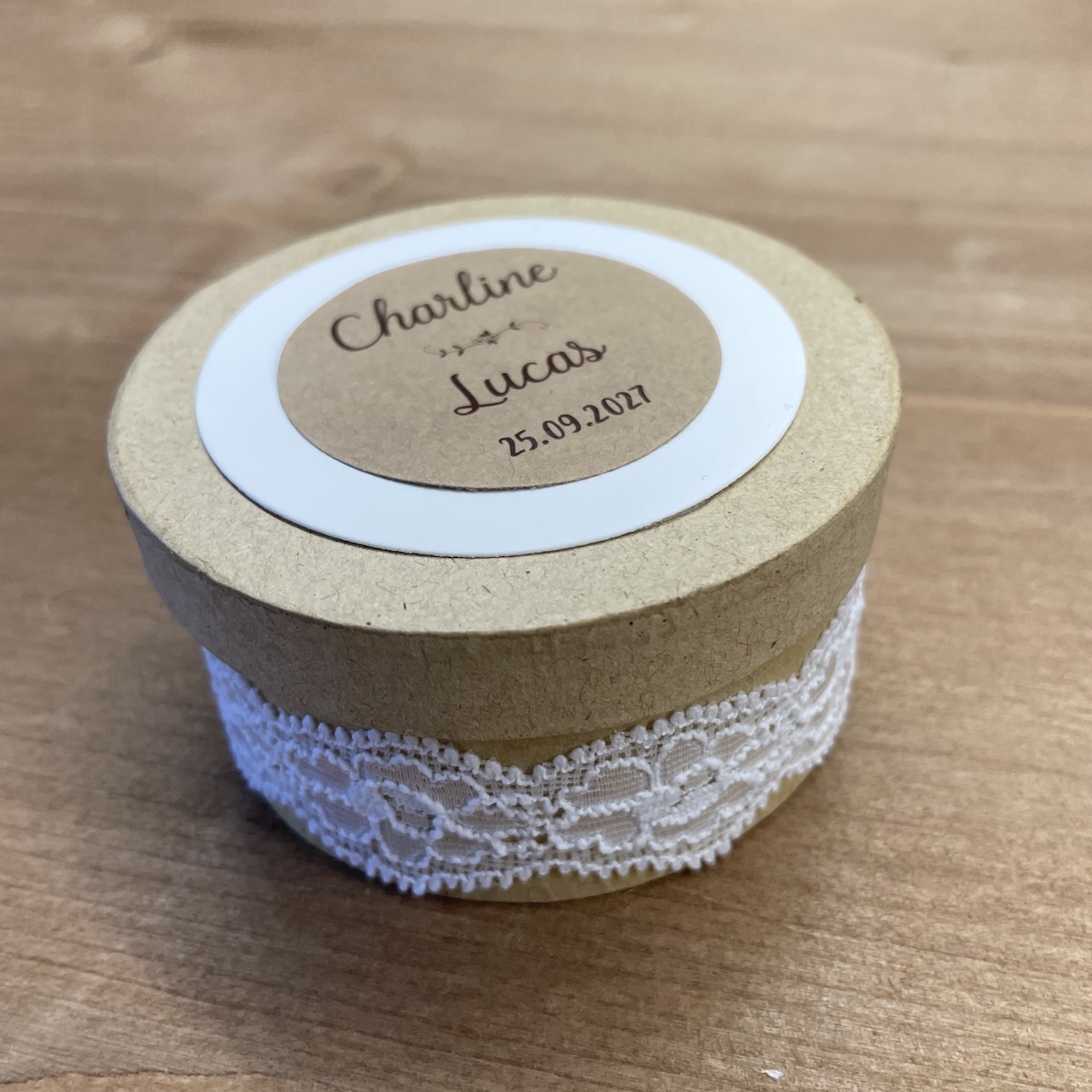 boite-dragees-mariage-dentelle-kraft-boheme-chic boite cadeau invité mariage kraft