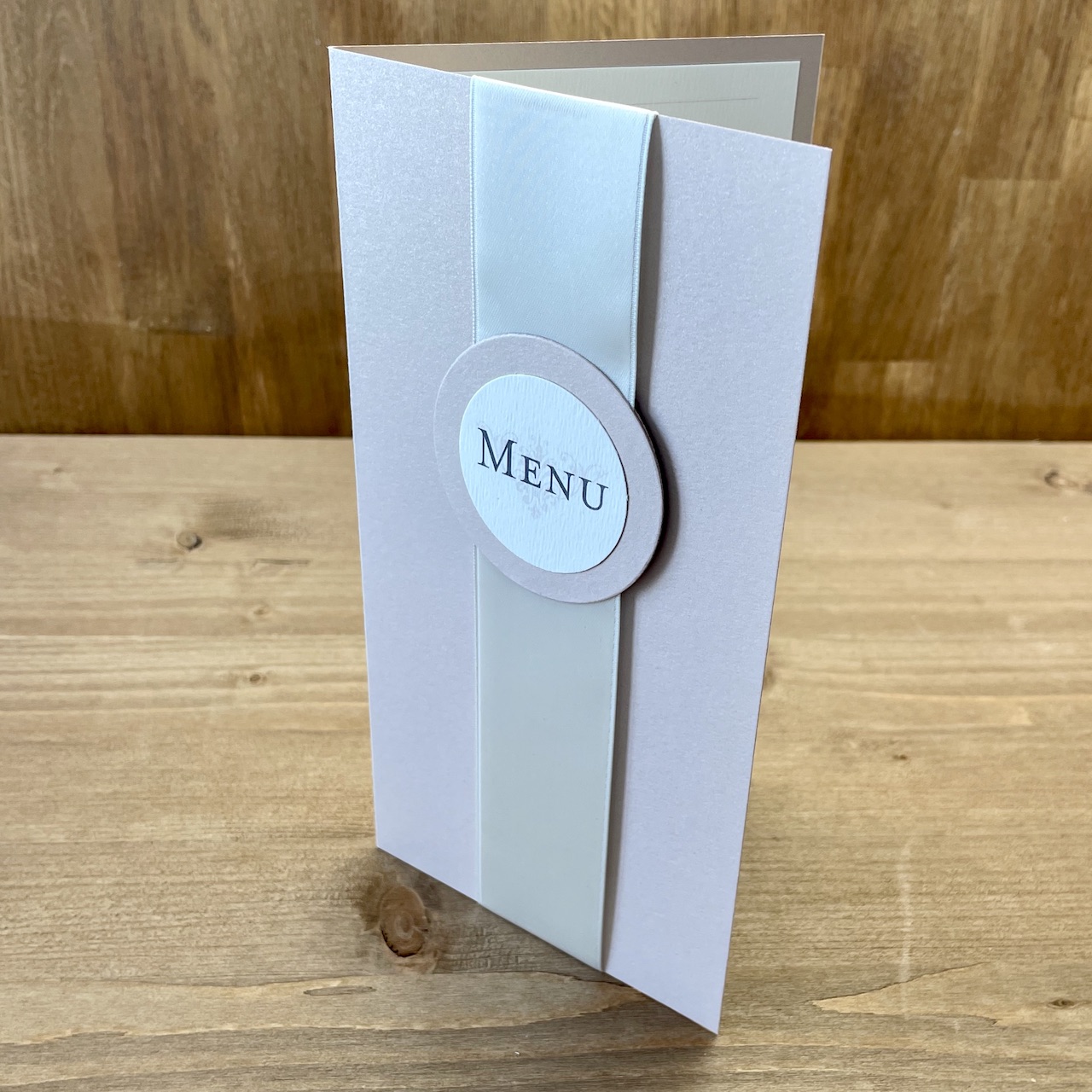 Carte de menu avec médaillon couleur nude et beige