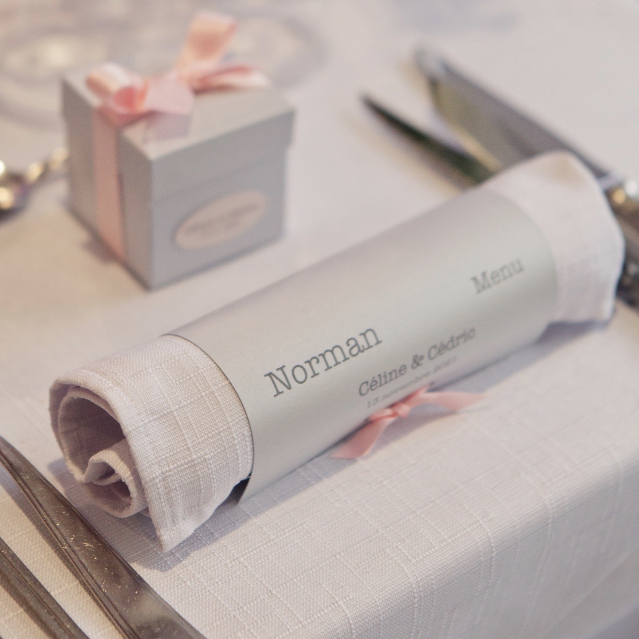 Carte de menu mariage faisant aussi rond de serviette