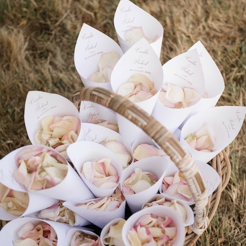 cônes en papier pour pétales sortie des mariés