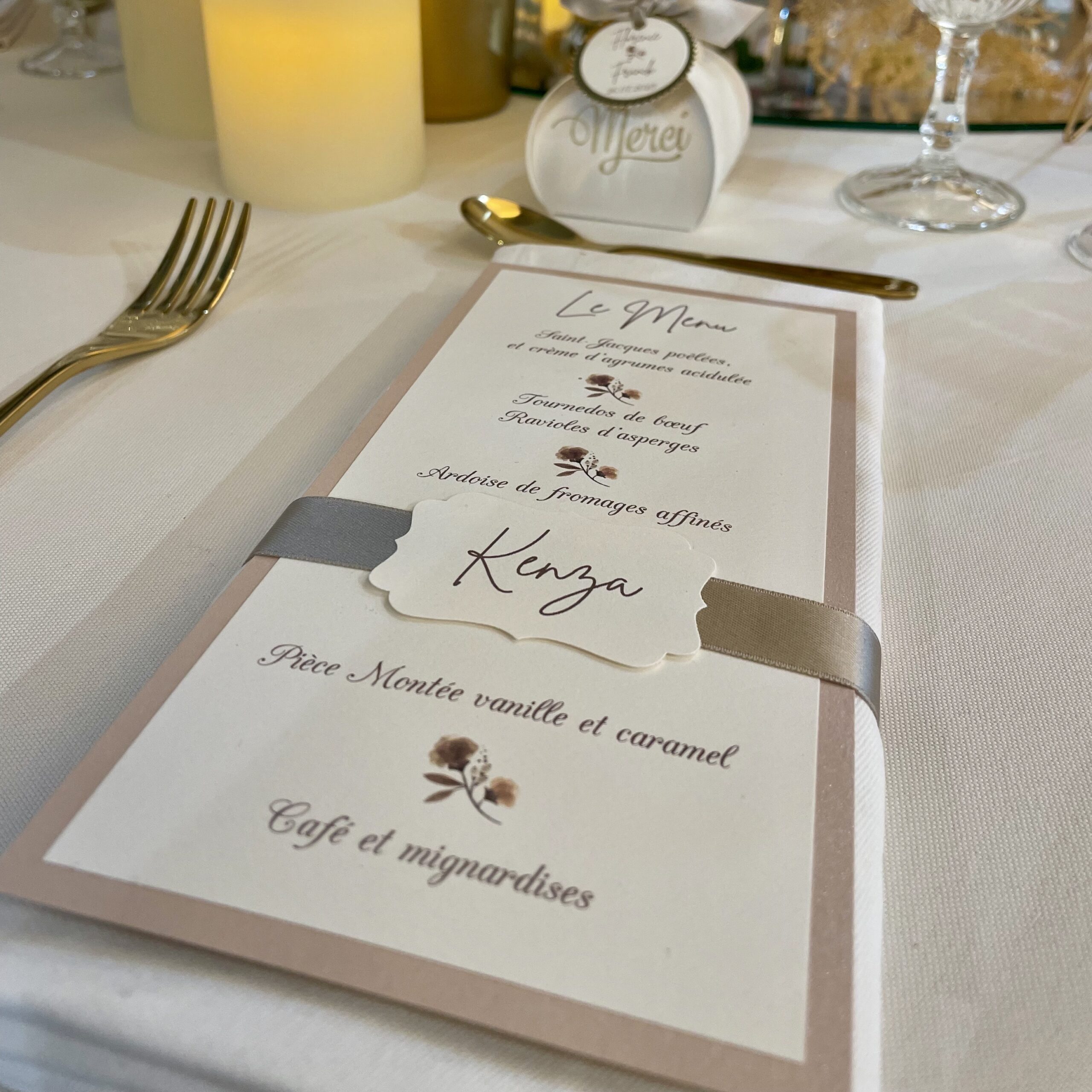 Carte d menu avec ruban et marque-place