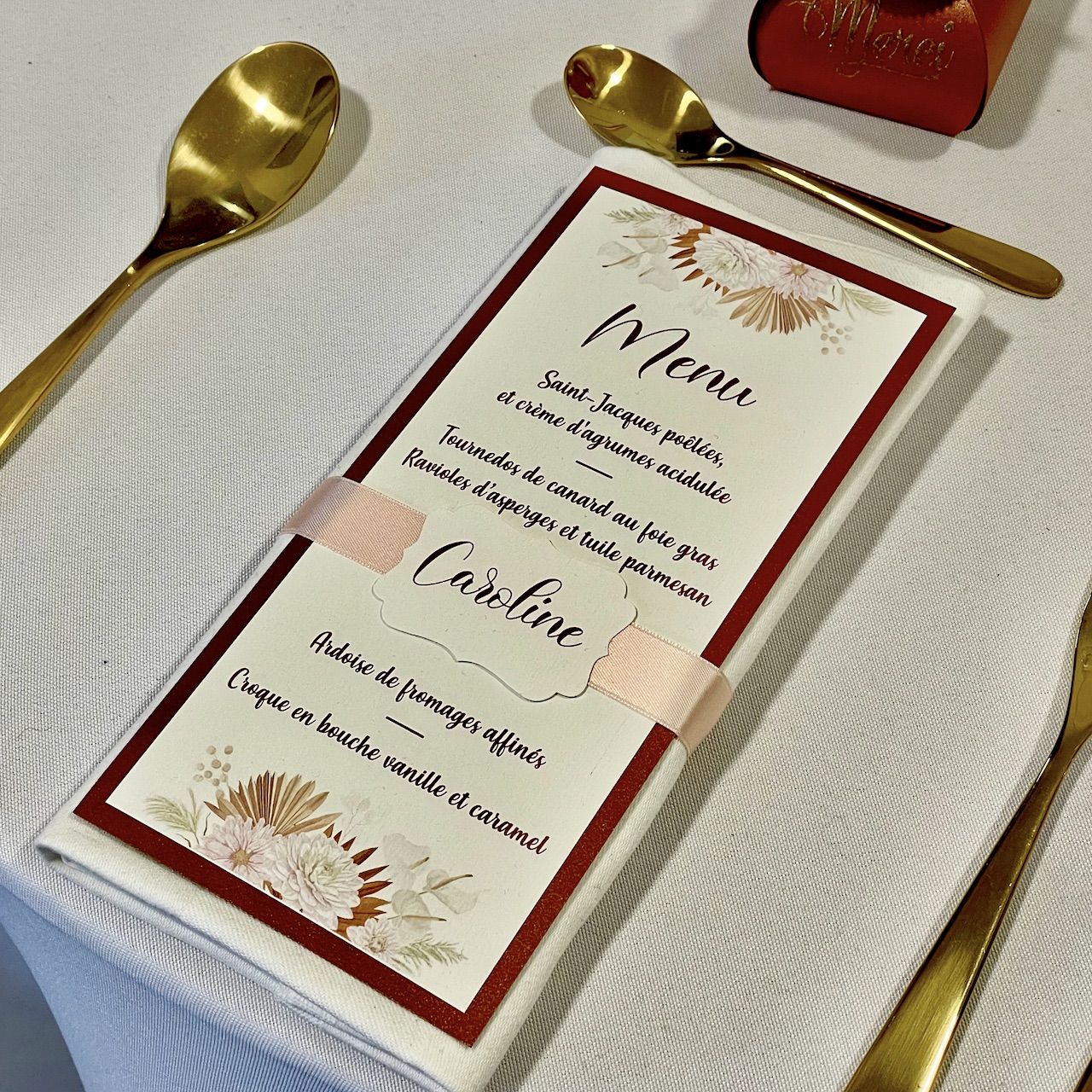 Carte de menu mariage sur serviette avec ruban
