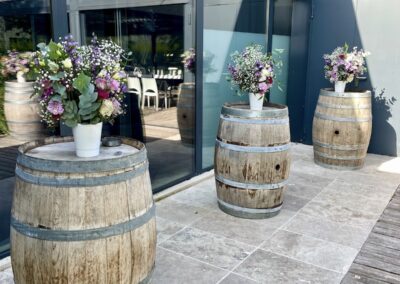 Décoration mariage tonneaux fleurs